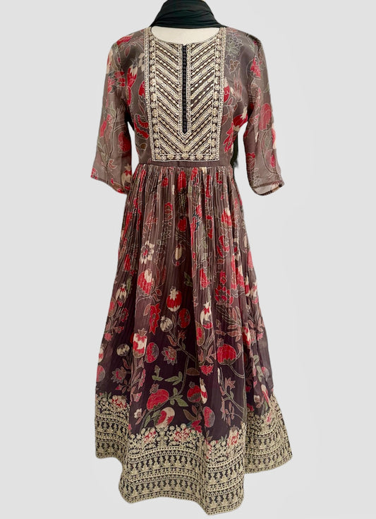 Beautiful gret floral gown crafted in organza silk. Embellished with heavy gota patti. Paired with plain nazmeen dupatta with gotta lace. 2 piece set.

Size available 42 with margin for up to 44  
