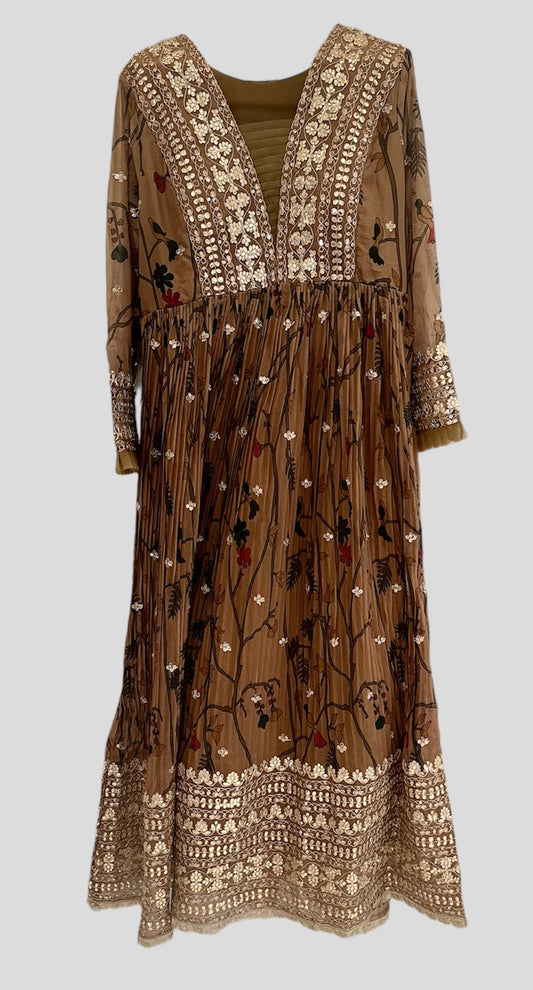 Beautiful rustic gown floral gown crafted in organza silk. Embellished with heavy gota patti, sequins, and embroidery. 


Size available 43 with 3 inch extra margin (1.5in each). 