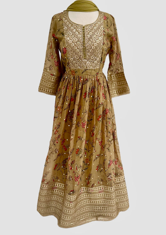 Beautiful olive floral gown crafted in organza silk. Embellished with heavy gota patti. Paired with plain nazmeen dupatta with gotta lace. 2 piece set.

Size available 42 with margin for up to 44